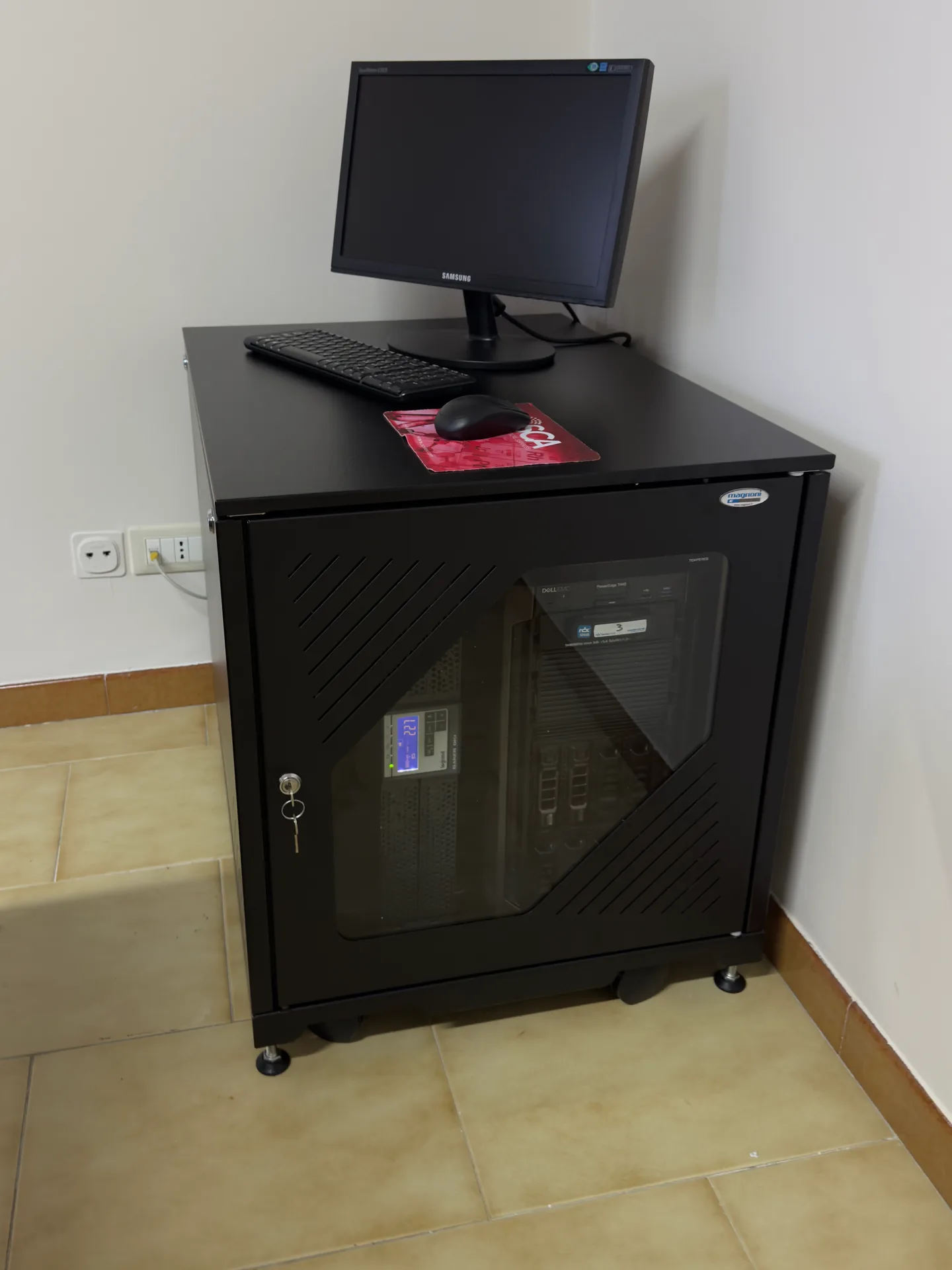 L'armadio rack in SEMES, con il server e il gruppo di continuità
